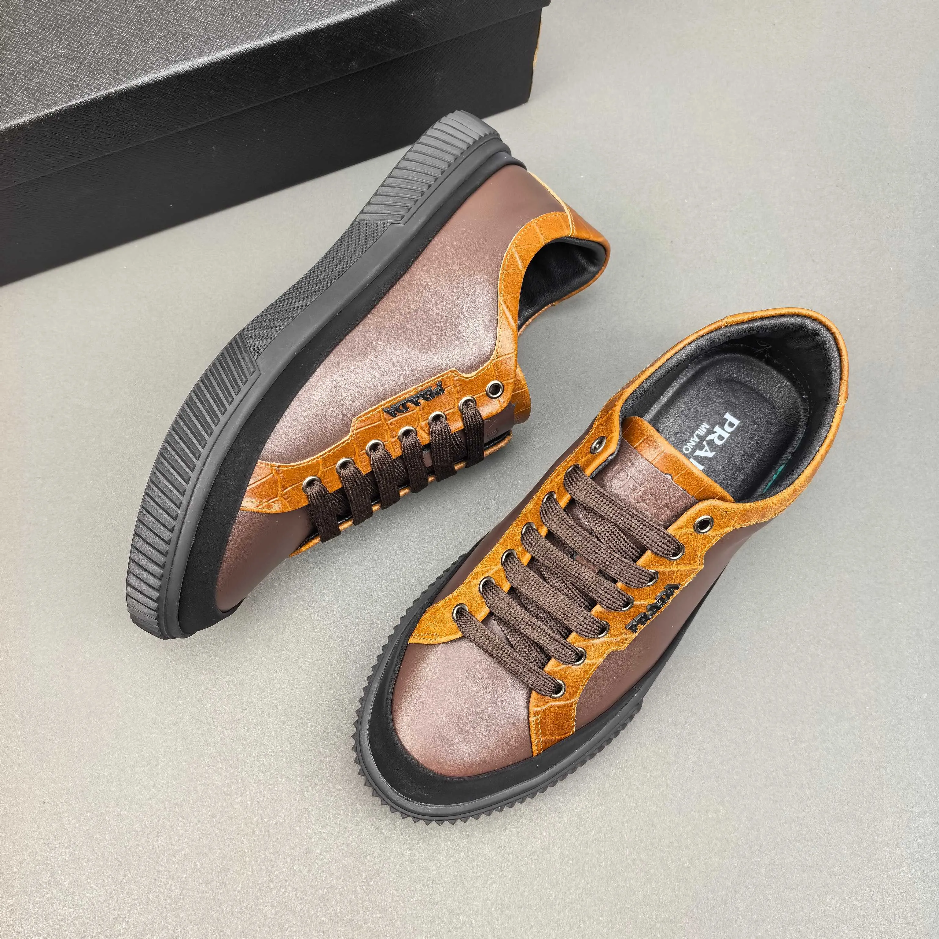 PP400👟👟👟Prada set off the audience! Prada, an international brand that is constantly innovating, this men's casual shoe, the original version, made of cowhide leather at a ratio of one to one at the store, with leather feet and rubber non-slip outsole, breathable and comfortable, quality speaks for itself👄38-44